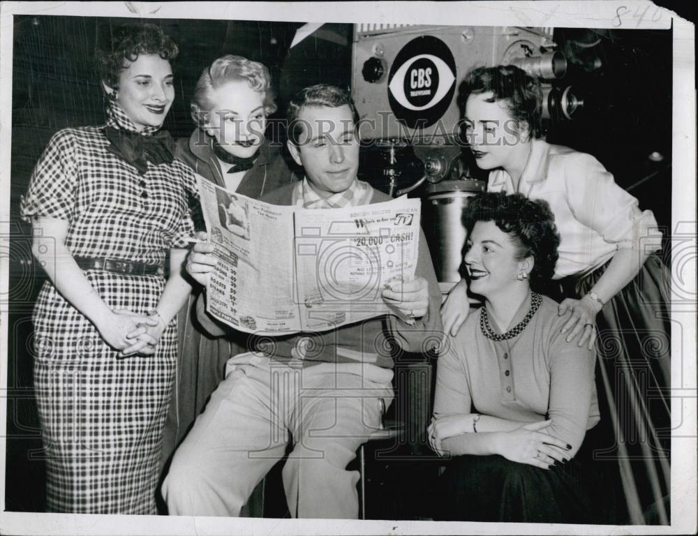 1955 Press Photo Perry Como Surrounded by Girls of Ray Charles Chorus - Historic Images