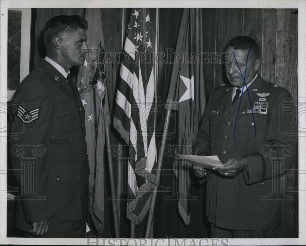 1965 Press Photo Staff Sgt John T Paquette &amp; Brig Gen Albert W Schinz - Historic Images