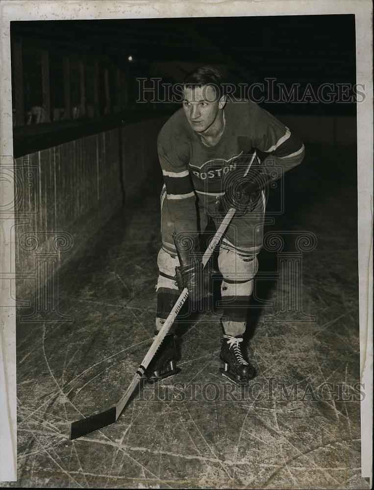 1951 Press Photo Boston Bruins Right Wing Ralph Warburton - RSL75449 - Historic Images