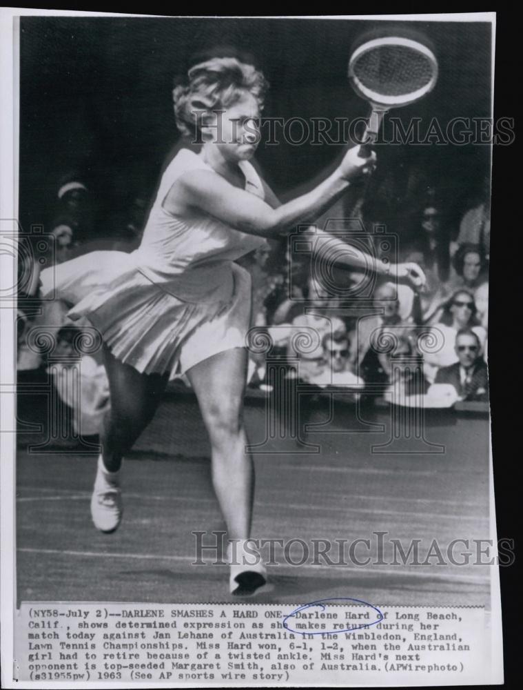 1963 Press Photo Darlene Hard match against Jan Lehane at Wimbledon, England - Historic Images