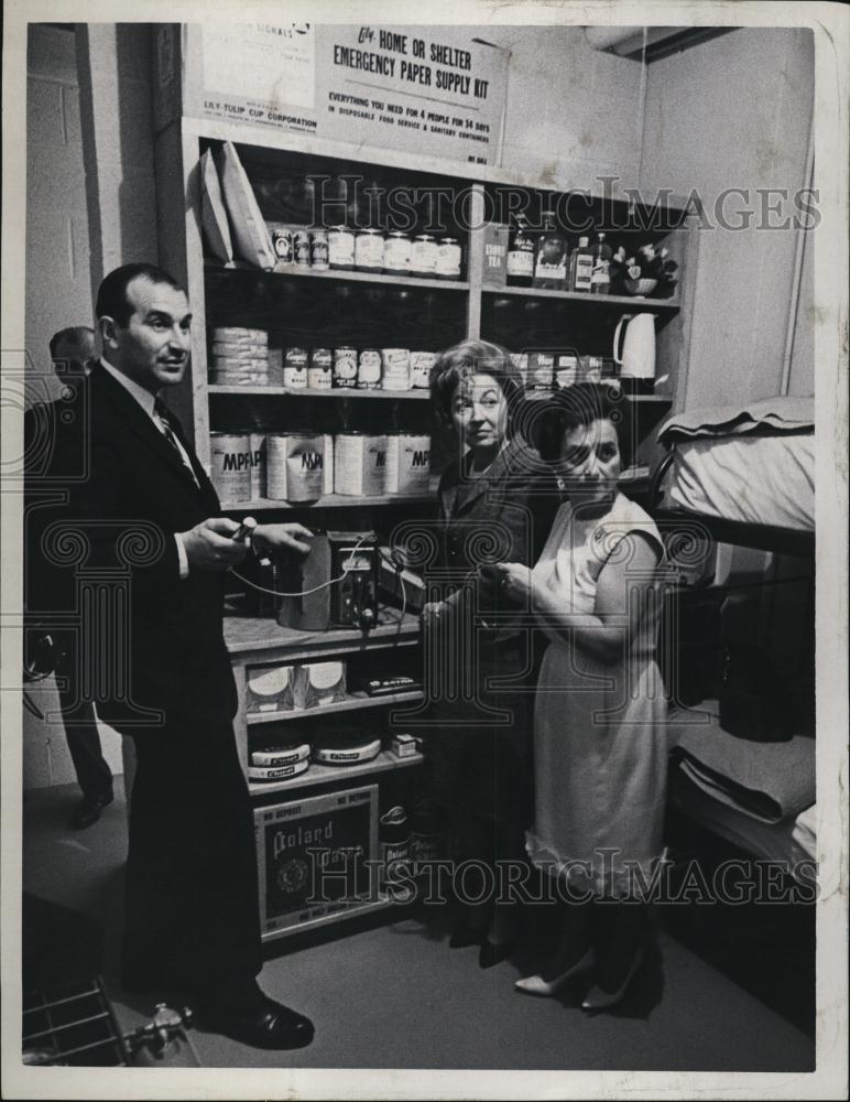 1965 Press Photo Mr Allan Zenowitz Civil defnese governors fallout shelter - Historic Images