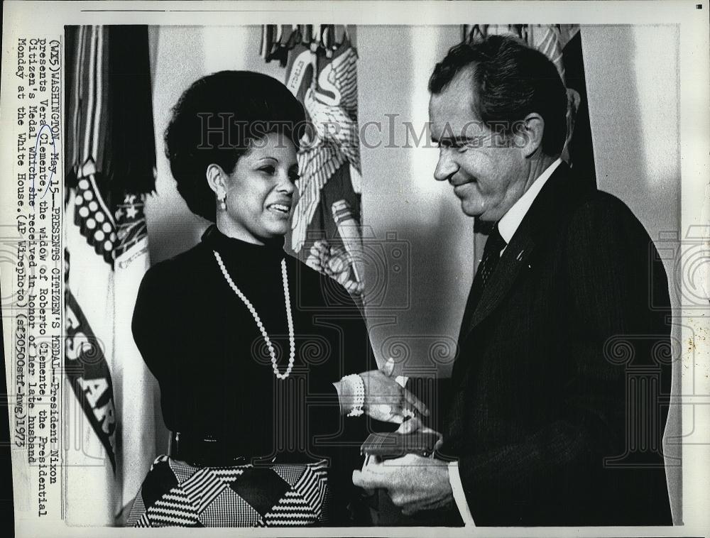 1973 Press Photo President Richard Nixon Presents Medal To Vera Clemente - Historic Images