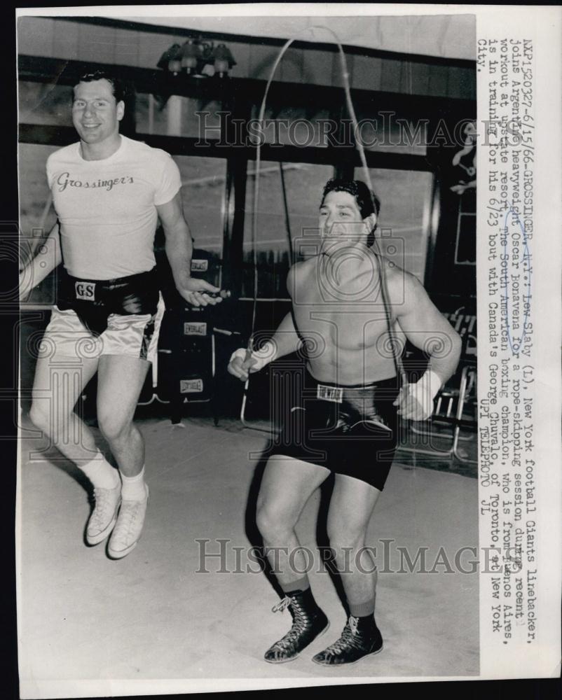 1966 Press Photo Giants Line backer Lew Slaby & Heavyweight Oscar Bonavena - Historic Images