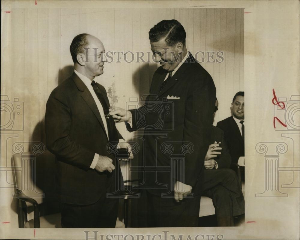 1963 Press Photo Mayor Herman Goldner Presents Key To City To Mark Keren - Historic Images