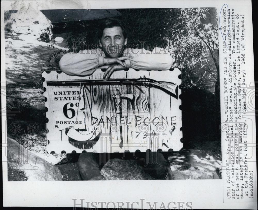 1968 Press Photo Fess Parker displays enlarged version of postage stamp - Historic Images