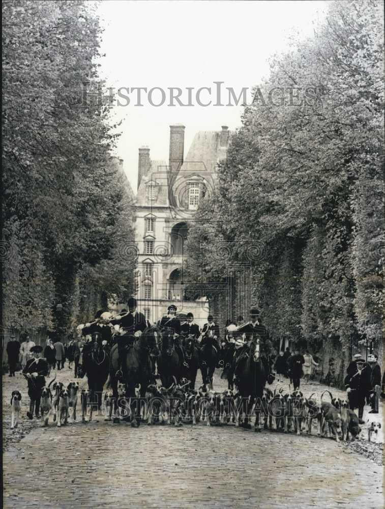 Press Photo Fox Hunters at Castle - Historic Images