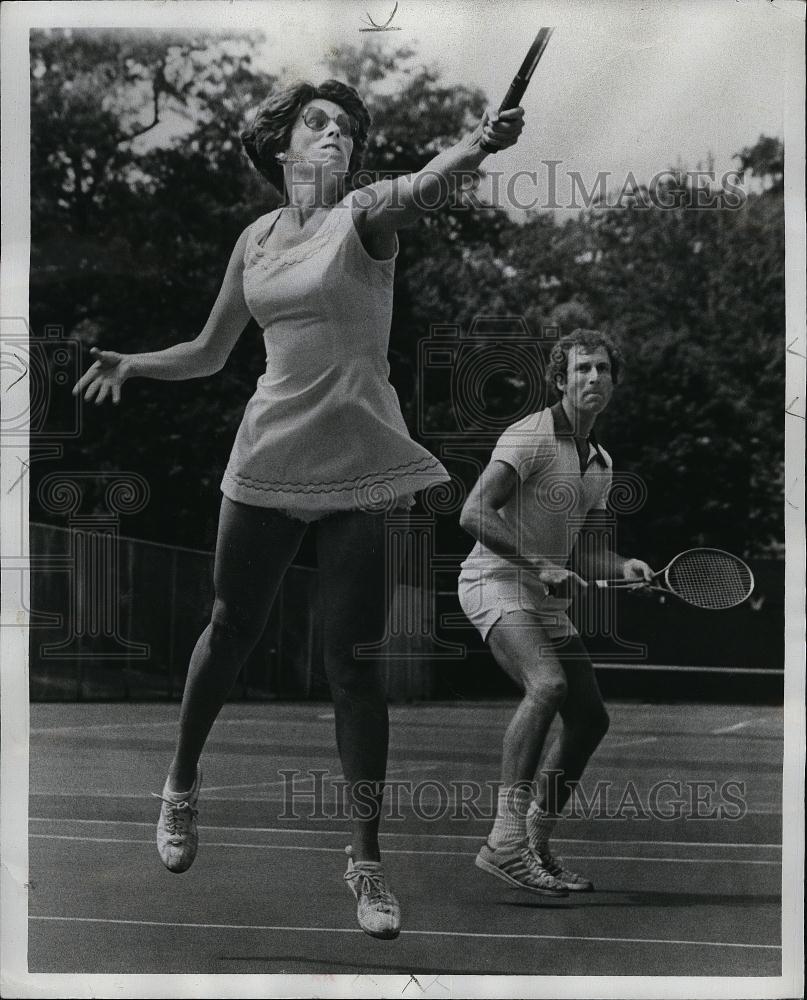 1977 Press Photo Pam Hobbs &amp; tennis partner Ben Serkin - RSL72519 - Historic Images