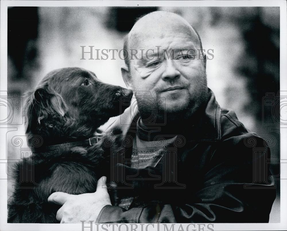 1980 Press Photo Hyde Park Dog Lover Charlie McCarthy with Friend - RSL52859 - Historic Images