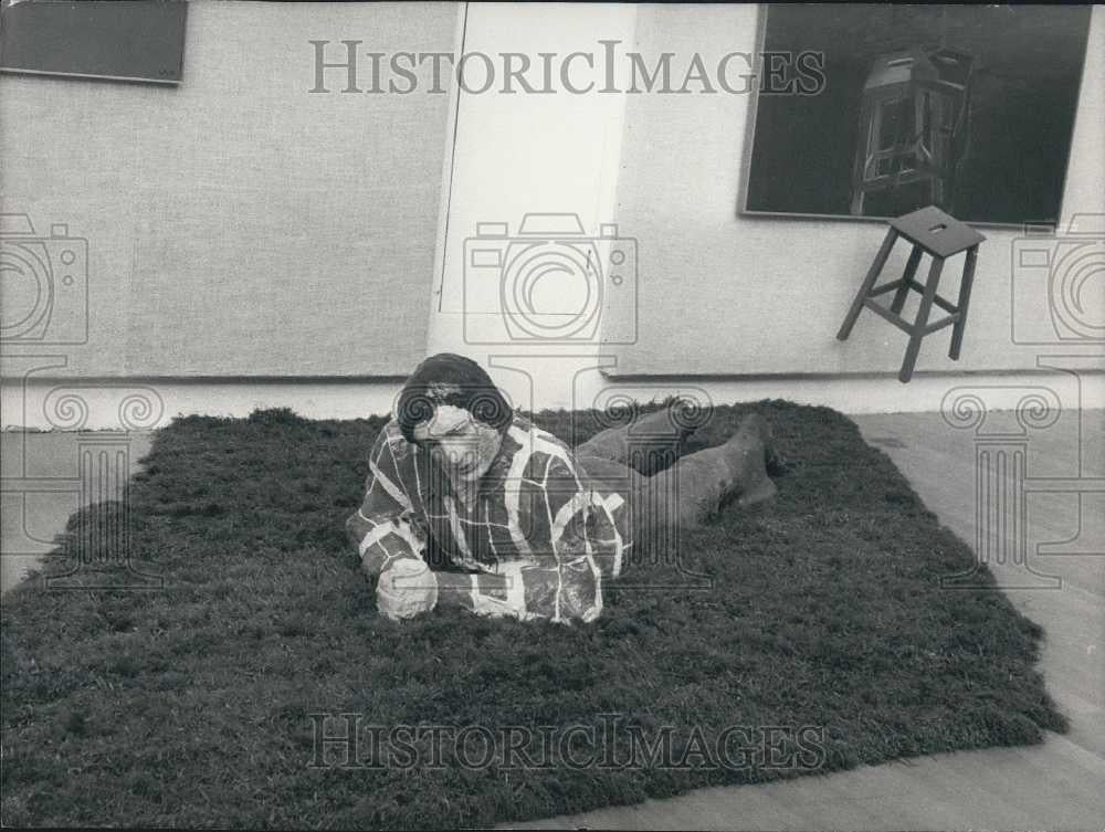 1975 Press Photo &quot;Big and Young People Today&quot; Sculpture by Caroline Gunet - Historic Images