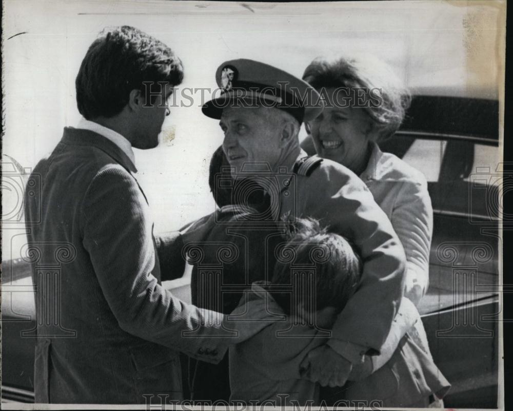 1972 Press Photo Capt James B Stockdale &amp; wife as he returns form Vietnam POW - Historic Images