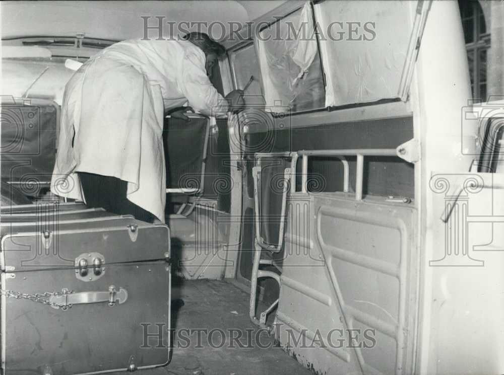 1962 Press Photo Police Inspector Examines Interior Van Used in Attack Against - Historic Images