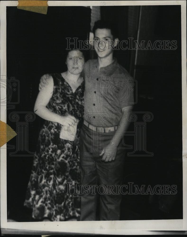 1961 Press Photo Shooting victim Frankie Martorano stands with his mother Lucia - Historic Images