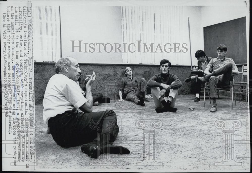 1968 Press Photo Calif, Inst of Tech Dr John Weir &amp; students - RSL00835 - Historic Images