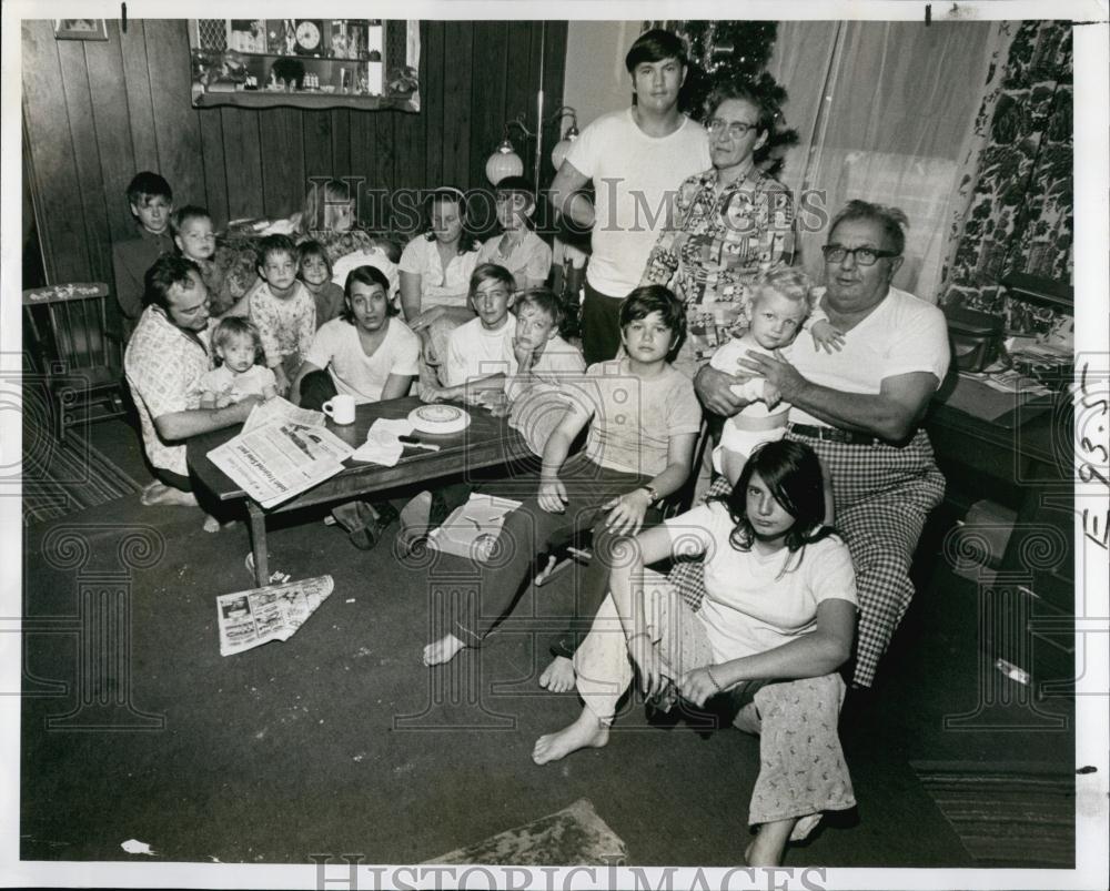 1977 Press Photo Family POrtrait of people in Castellie home - RSL66635 - Historic Images