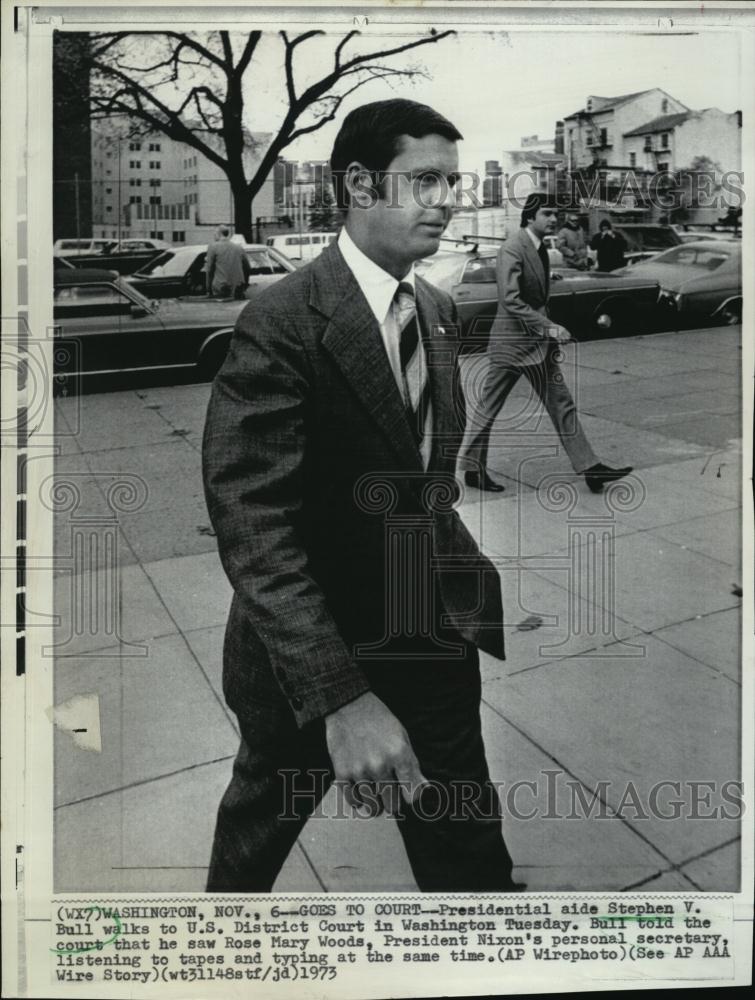 1973 Press Photo Presidential Aide Stephen V Bull Walking In US District Court - Historic Images