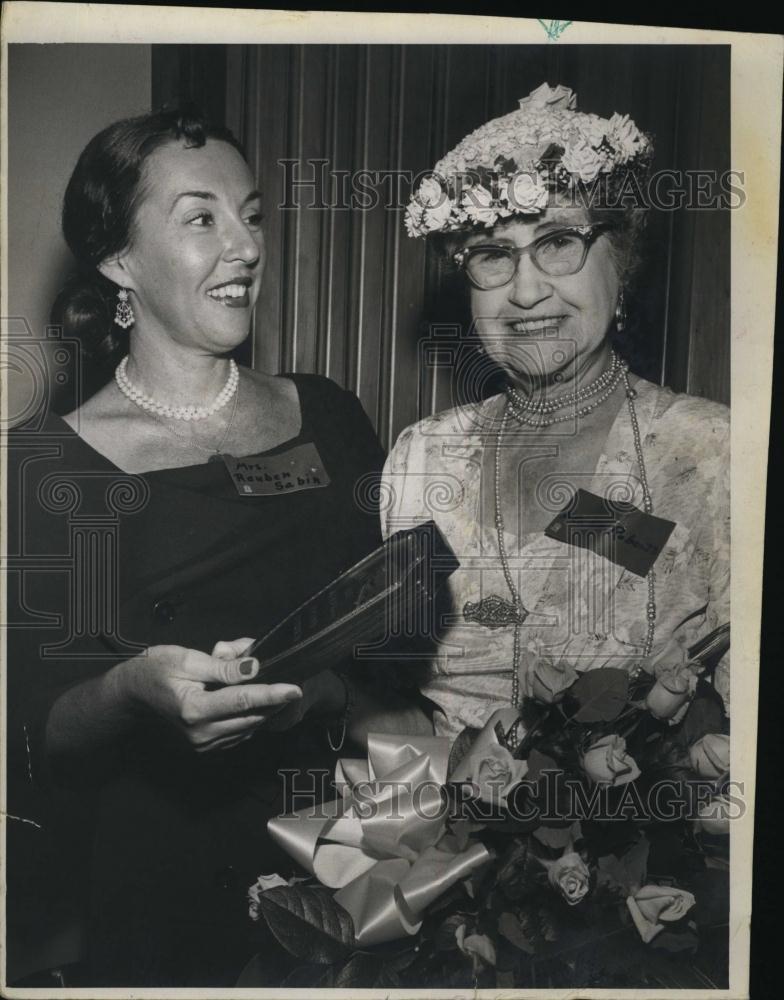 Press Photo Mrs Roberts Being Awarded - RSL92507 - Historic Images