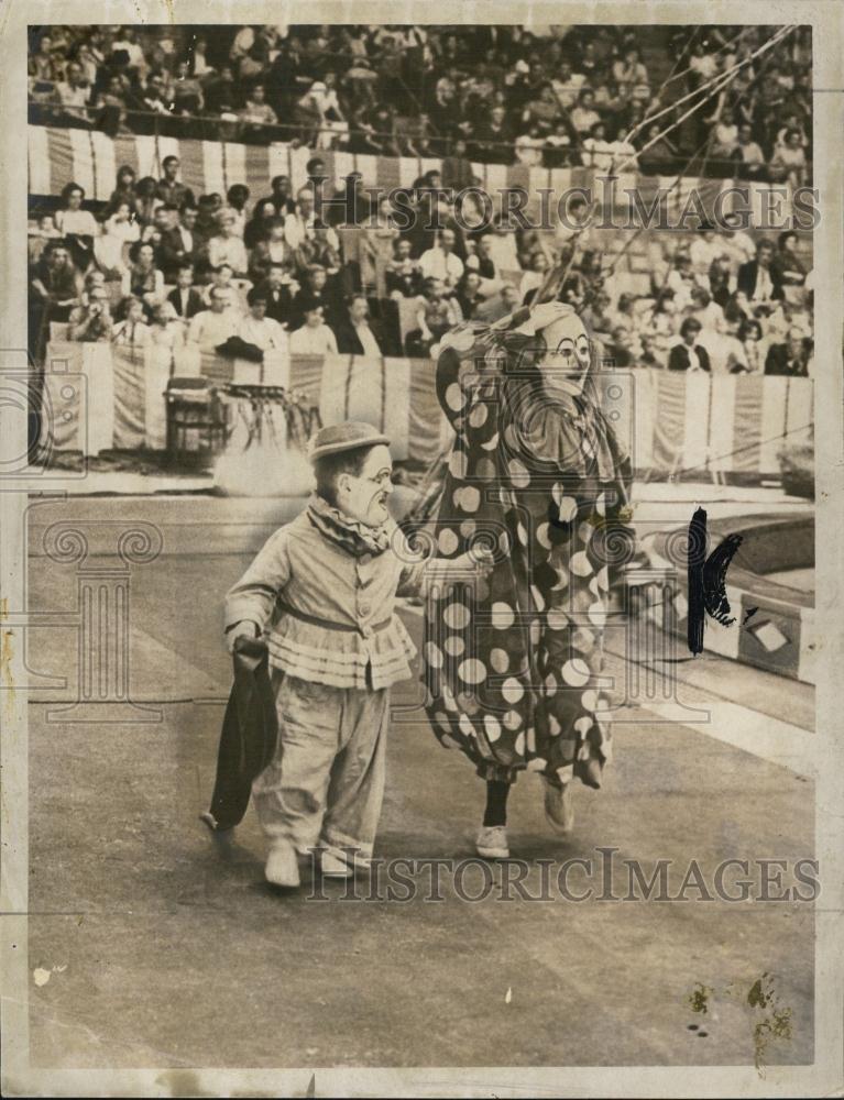 1966 Press Photo Pat Collins, Reporter as a Clown - RSL02715 - Historic Images