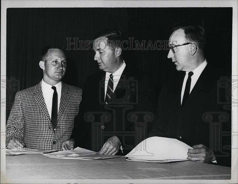 1965 Press Photo Atty William Vilows Ralph J Bons Frank Parker Council Meeting - Historic Images