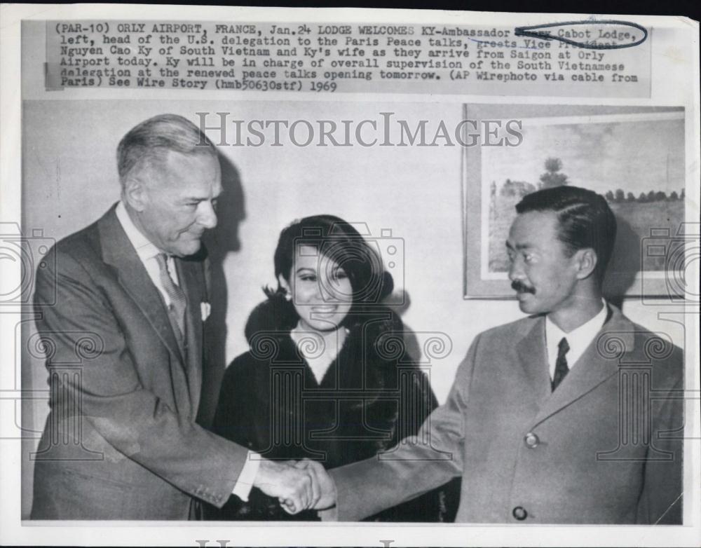 1969 Press Photo Amb Henry Cabot Lodge, Vice Pres Nguyen Cao Ky &amp; wife - Historic Images