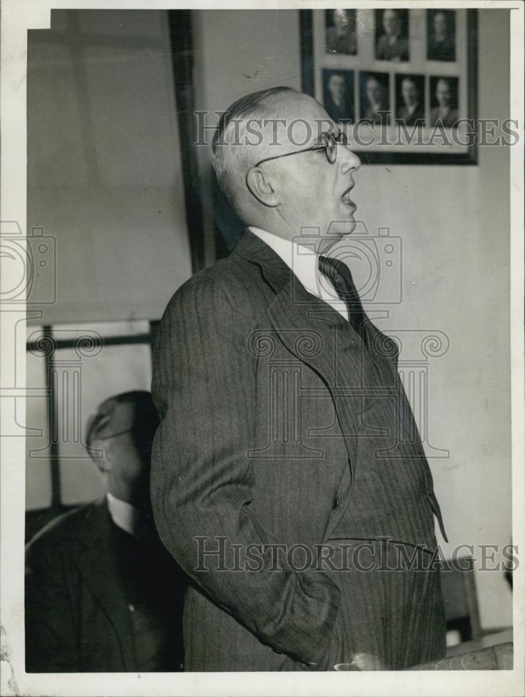 1945 Press Photo Julius Warren on stand at State House, Flag Hearing - RSL01859 - Historic Images