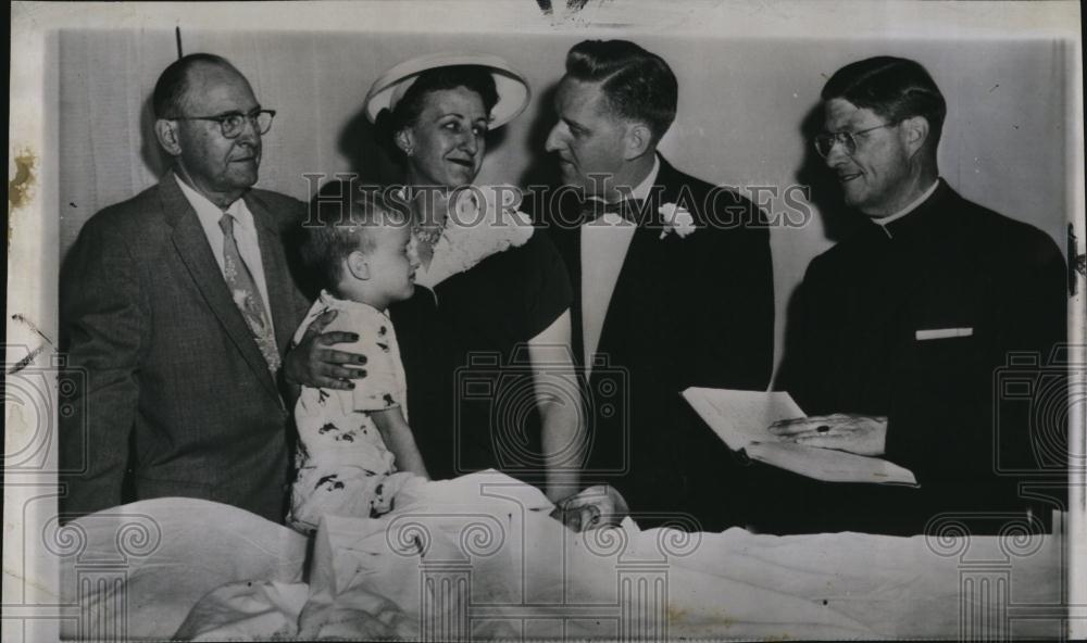 1958 Press Photo Donald Rose Jr Witnesses His Mother's Marriage In Hospital Room - Historic Images