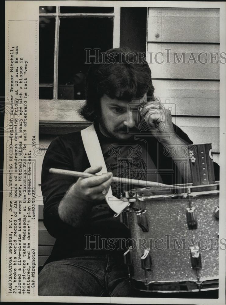 1974 Press Photo English Drummer Trevor Mitchell Trying To Break Record Drumming - Historic Images