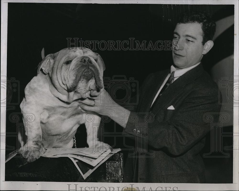1957 Press Photo Assistant Professor of Yale John Sanders with Handsome Dan - Historic Images