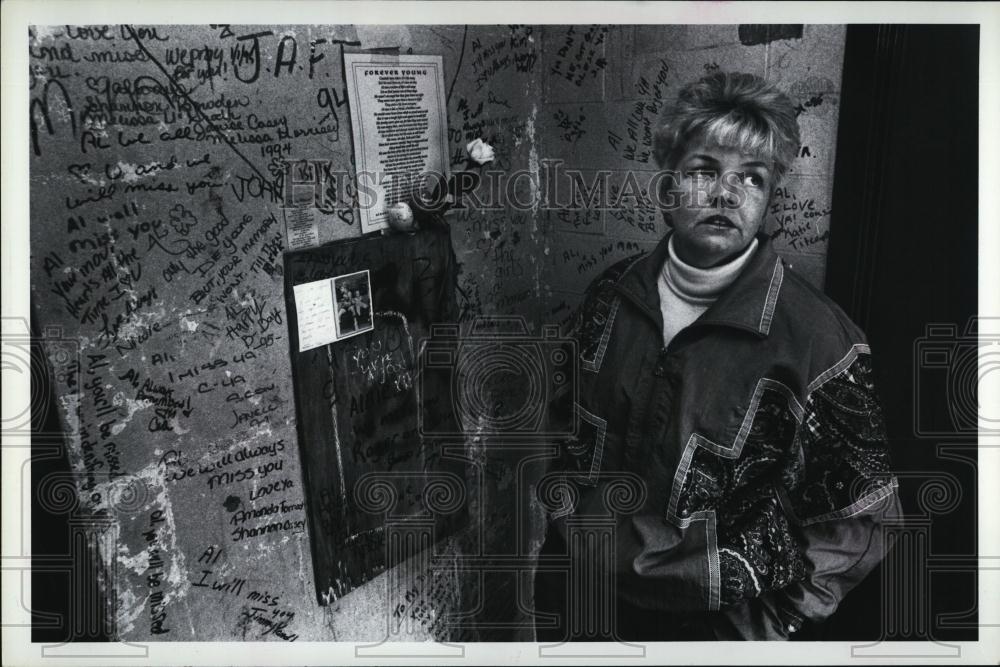 1995 Press Photo Terry Titcomb at house where daughter Albie was murdered - Historic Images