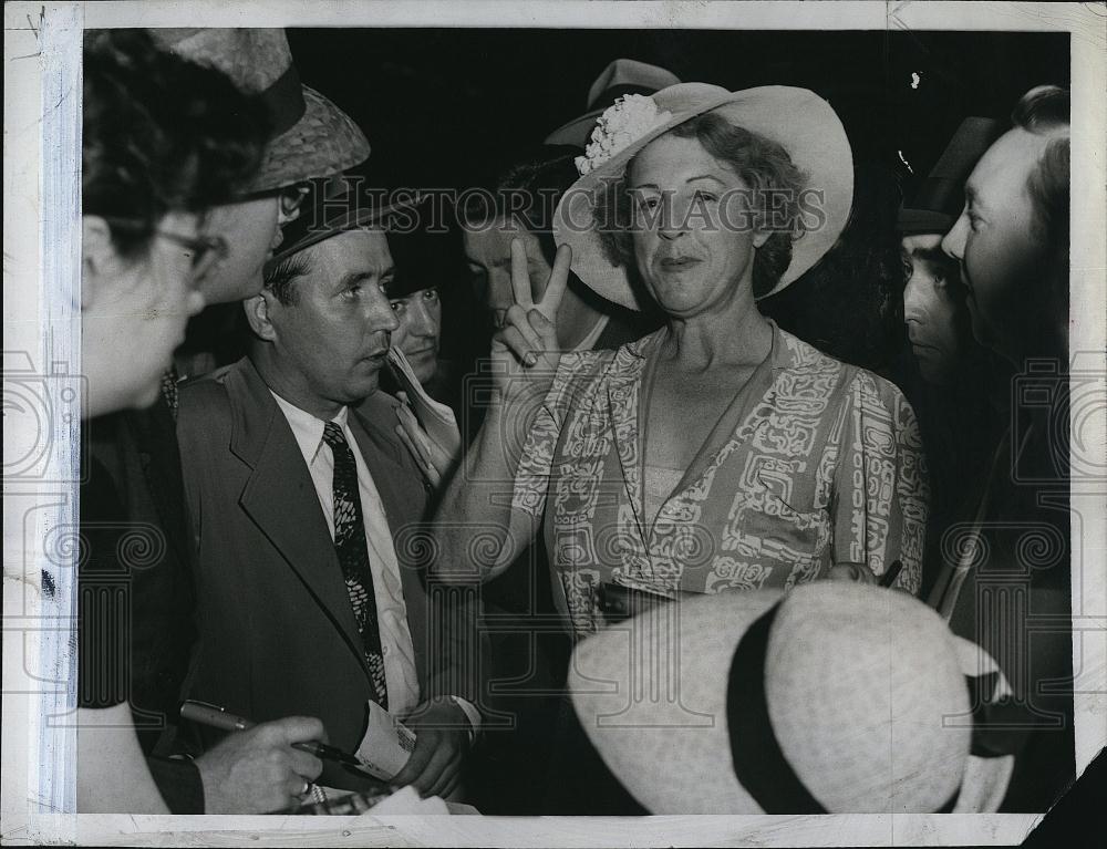 1942 Press Photo Ruth Mitchell, sister of late Gen & reporters - RSL85485 - Historic Images