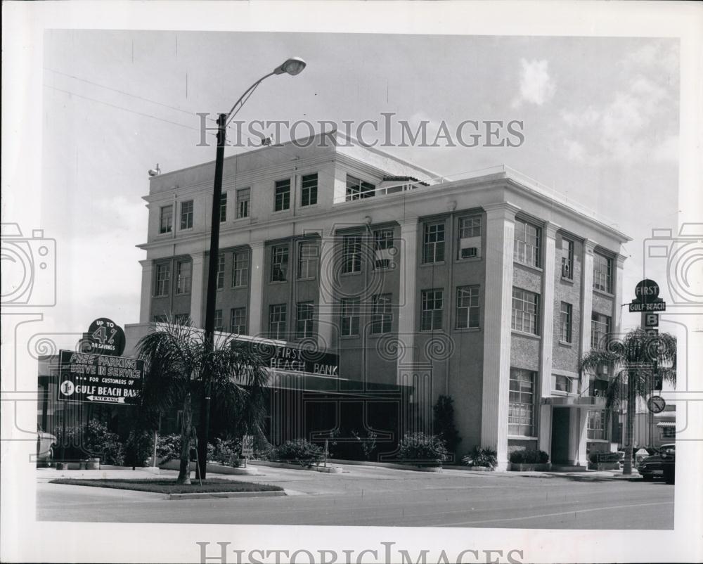 Press Photo First Gulf Beach Bank &amp; Trust Co in St Pete, Florida - RSL69183 - Historic Images