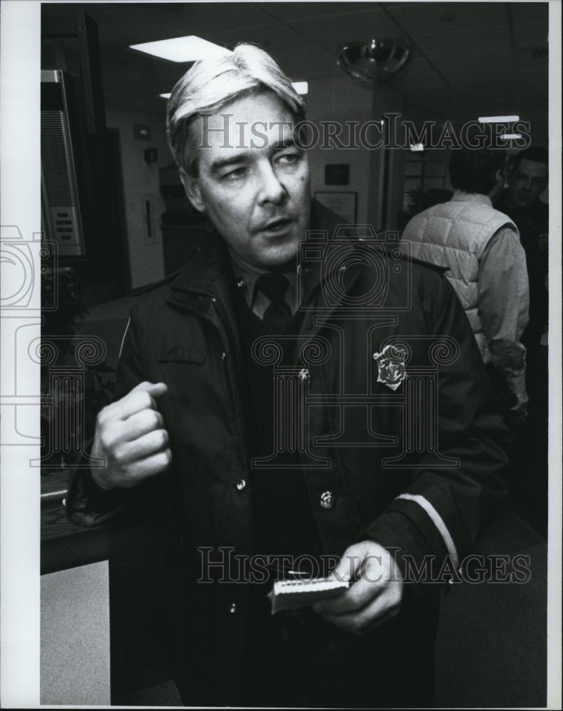 1995 Press Photo State Police Trooper James Bedford Talking With Reporters - Historic Images