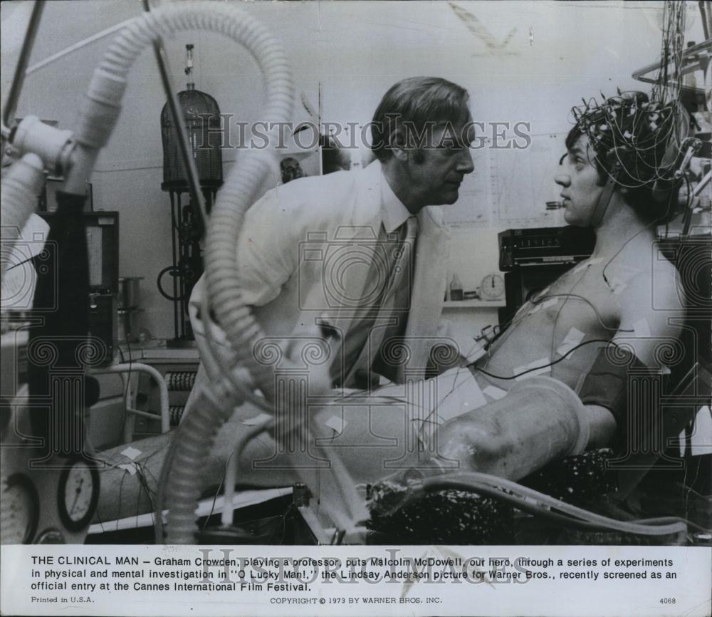 1973 Press Photo Actor Malcolm McDowell &amp; Graham Crowden In &quot;The Clinical Man&quot; - Historic Images