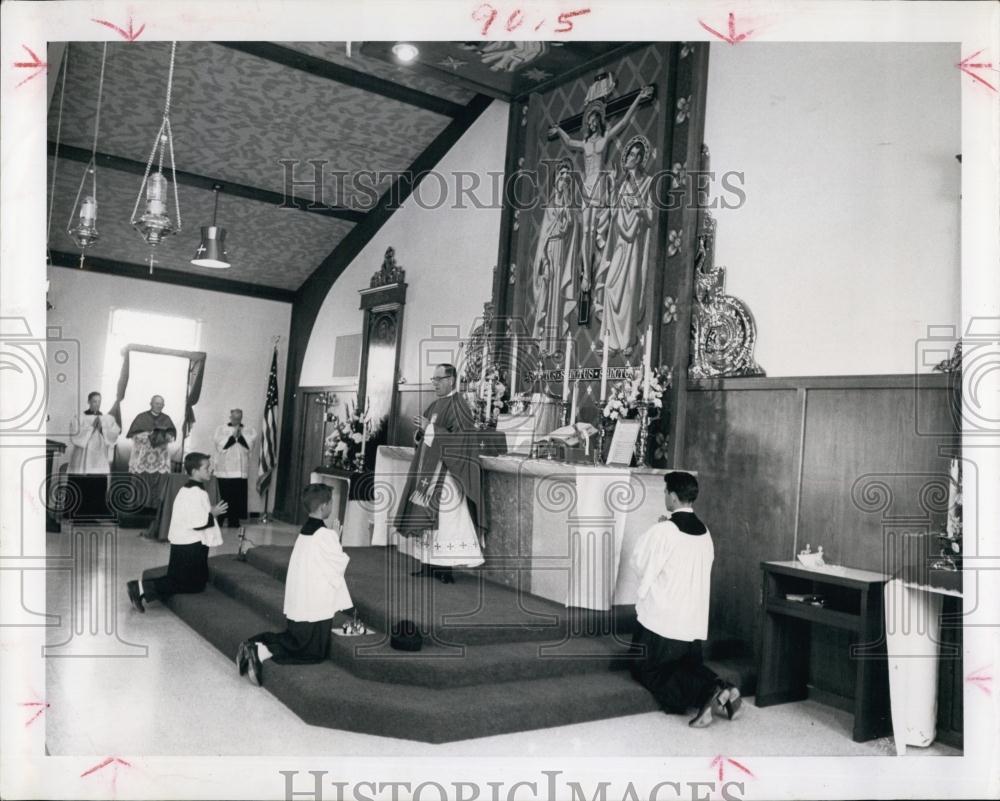 1963 Press Photo St Raphael Roman Catholic Church Dedicated Rev Weinberger - Historic Images