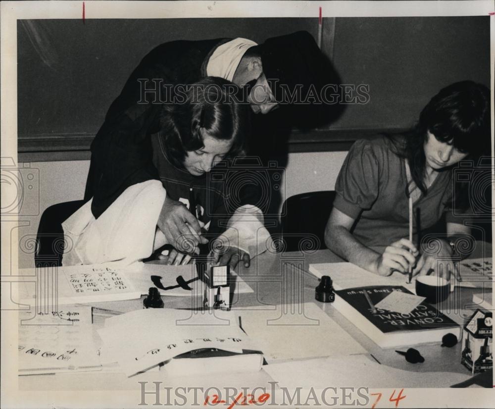 1974 Press Photo Eckerd Professor, Peter Chang & student of Chinese calligraphy - Historic Images