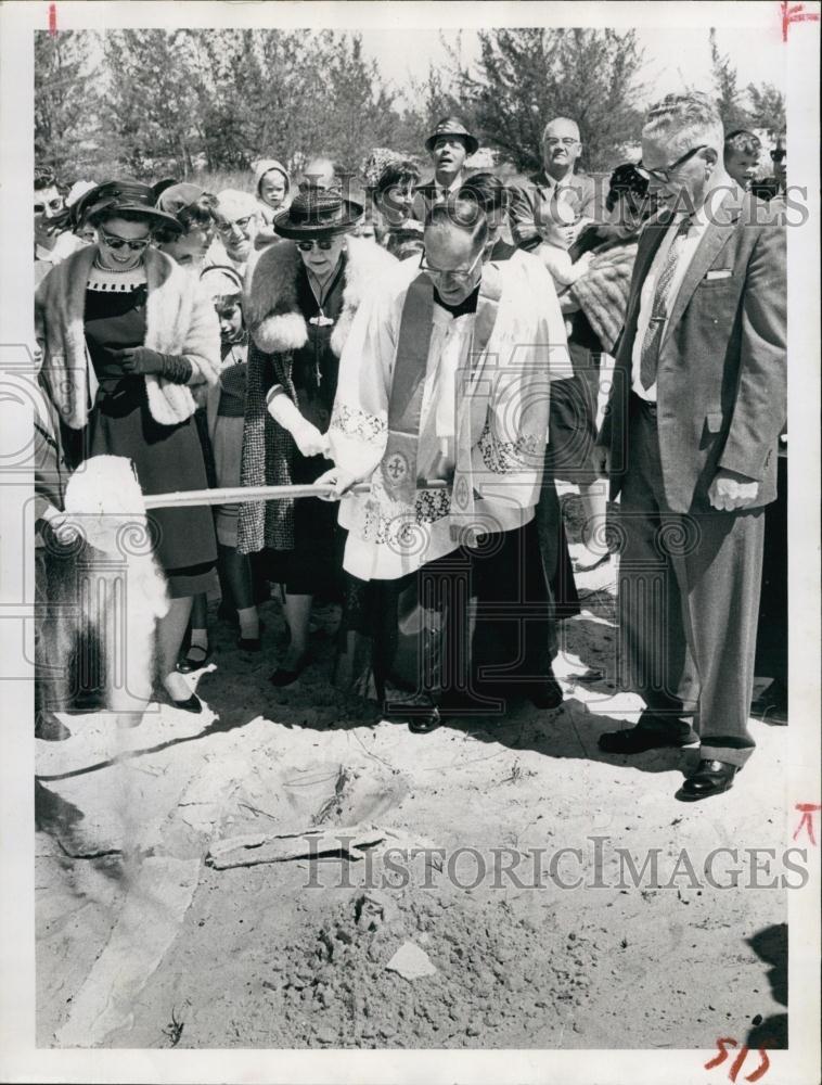 1962 Press Photo Father WM Weinheimer, Harold Musty, Mrs John Barger at ground - Historic Images