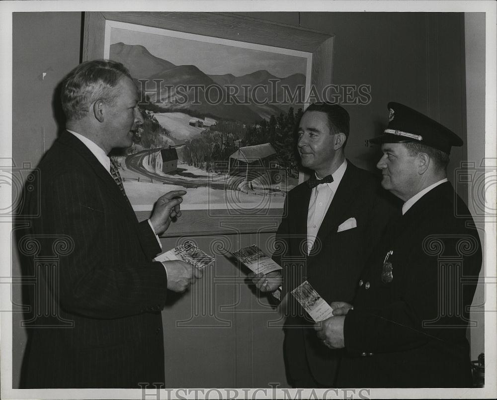 1965 Press Photo Greater Boston of Commerce Art Exhibit at Logan Int&#39;l Airport - Historic Images