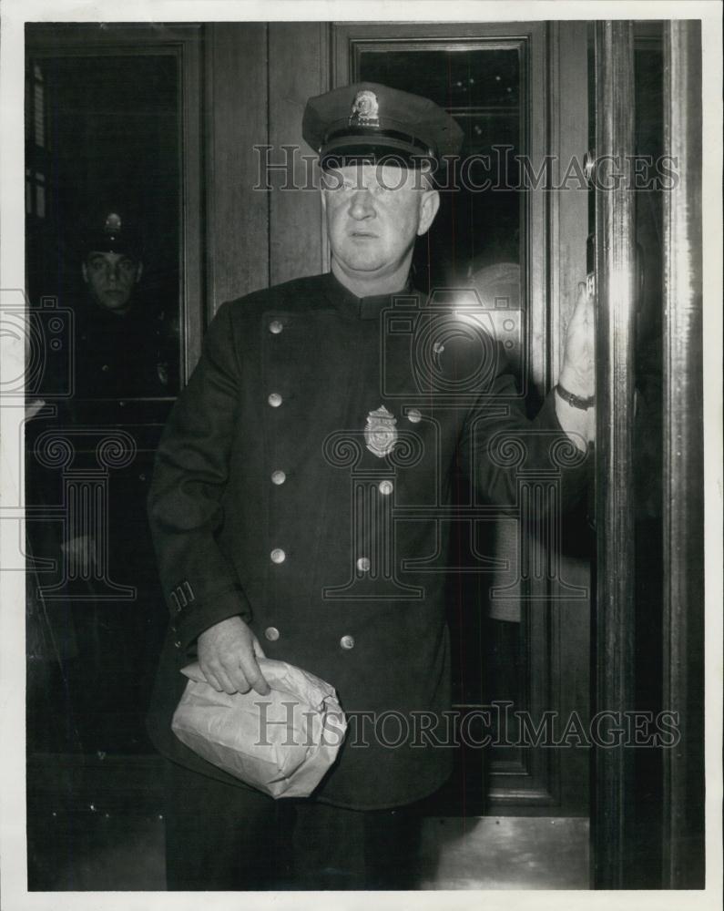 1958 Press Photo Officer Frank Daley With bag of Money Picked Off Street - Historic Images