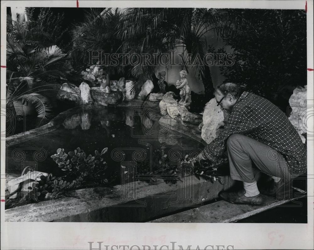 1972 Press Photo Dr Richard G Willis exhibits - RSL96053 - Historic Images