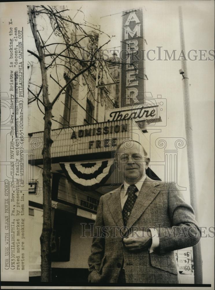 1975 Press Photo Reverend Harry Bristow Outside Theater Family Films Alternative - Historic Images