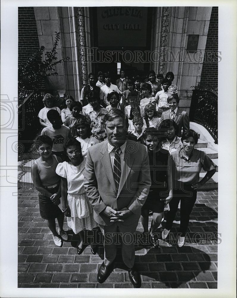 1985 Press Photo Mayor James Mitchell Poses Chelsea City Hall Summer Jobs Kids - Historic Images