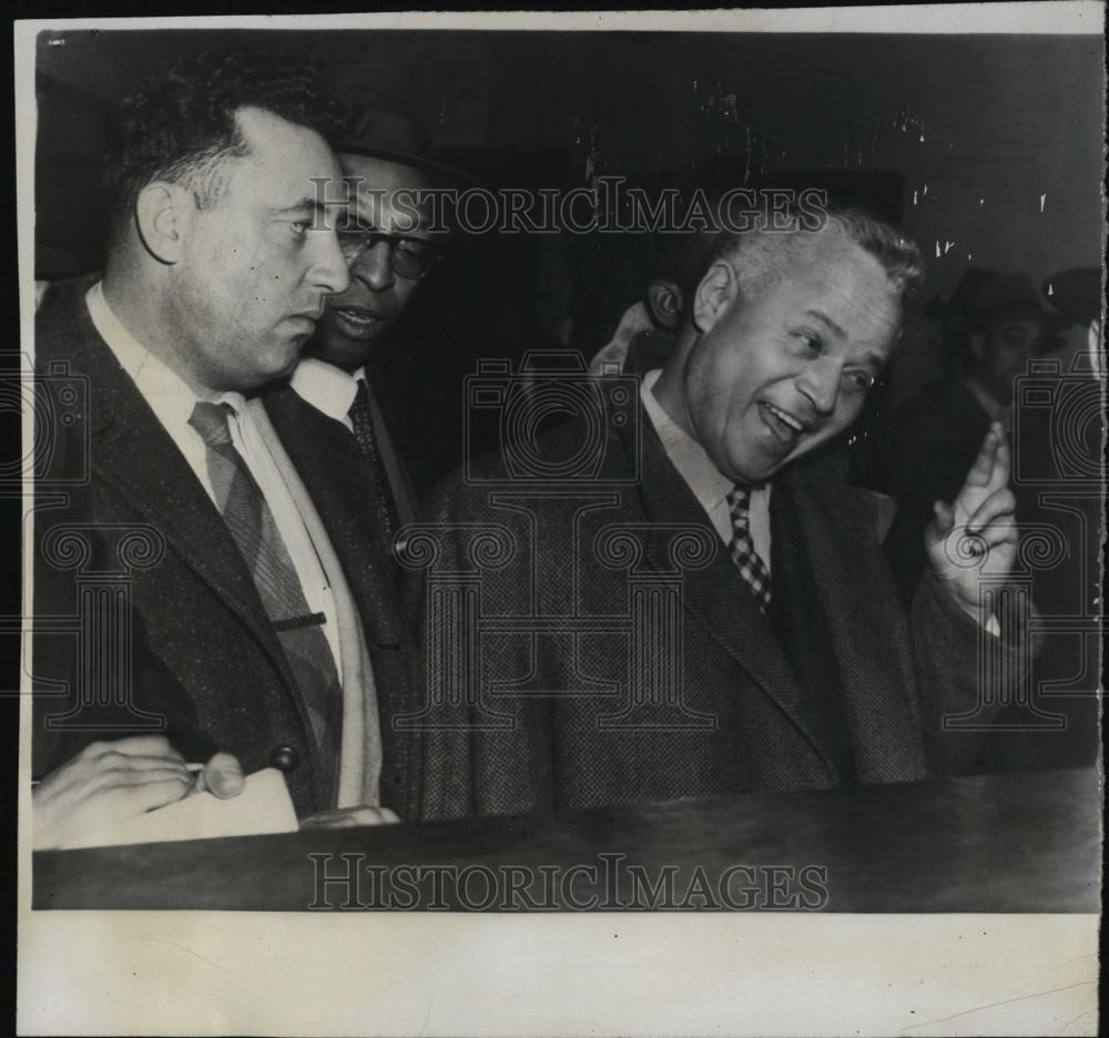 1956 Press Photo Singer Billy Daniels makes luck sign at police station - Historic Images