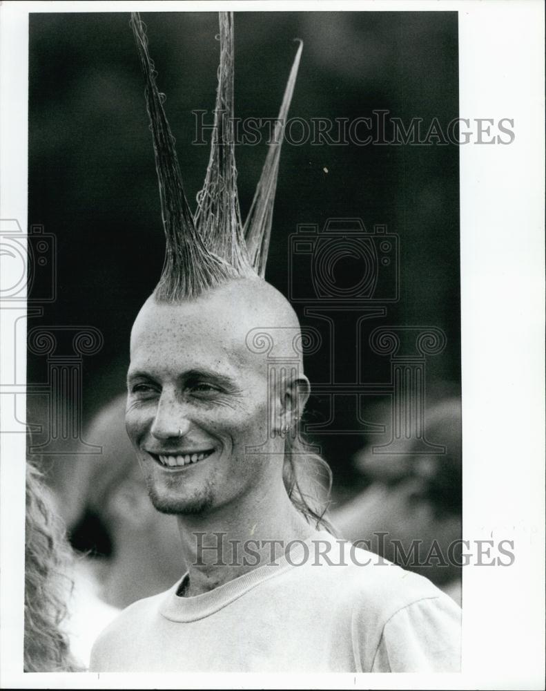 1992 Press Photo Lollapaloozer Rusty Davies sporting a &quot;Liberty&quot; mohawk - Historic Images