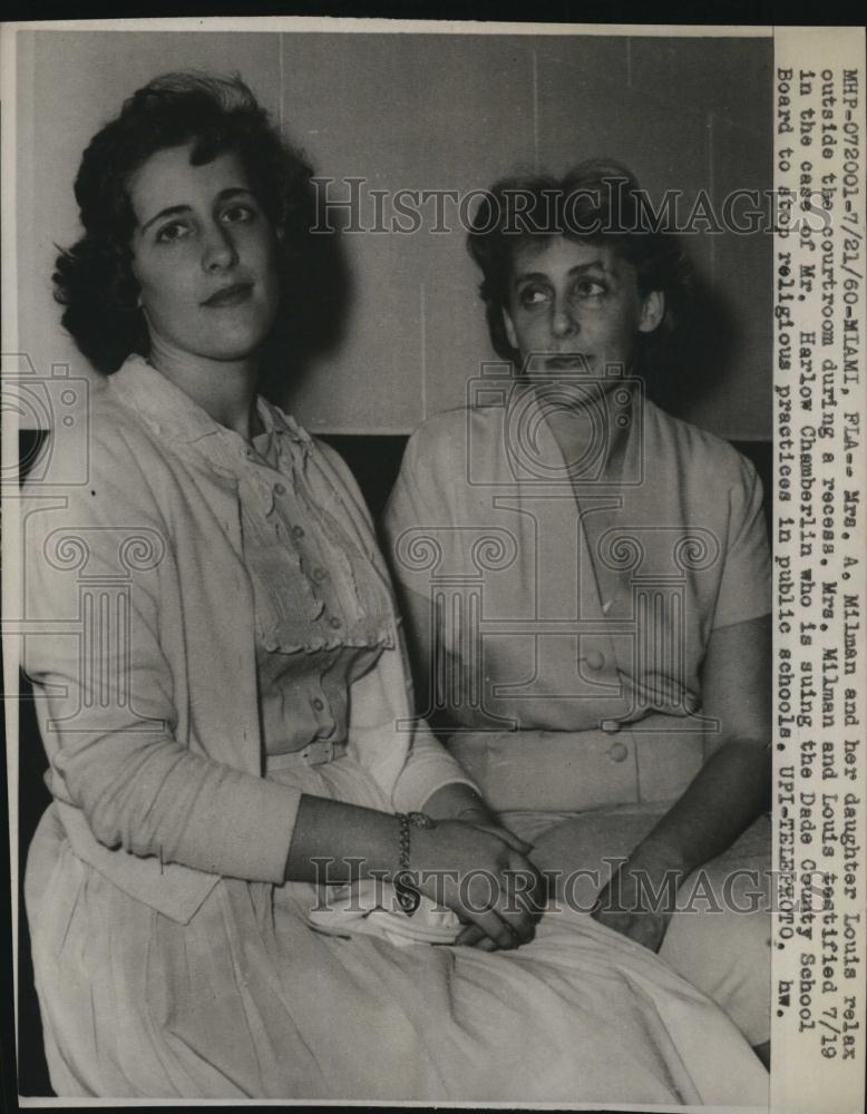 1960 Press Photo Mrs A Milman and daughter Louis relax during court recess - Historic Images