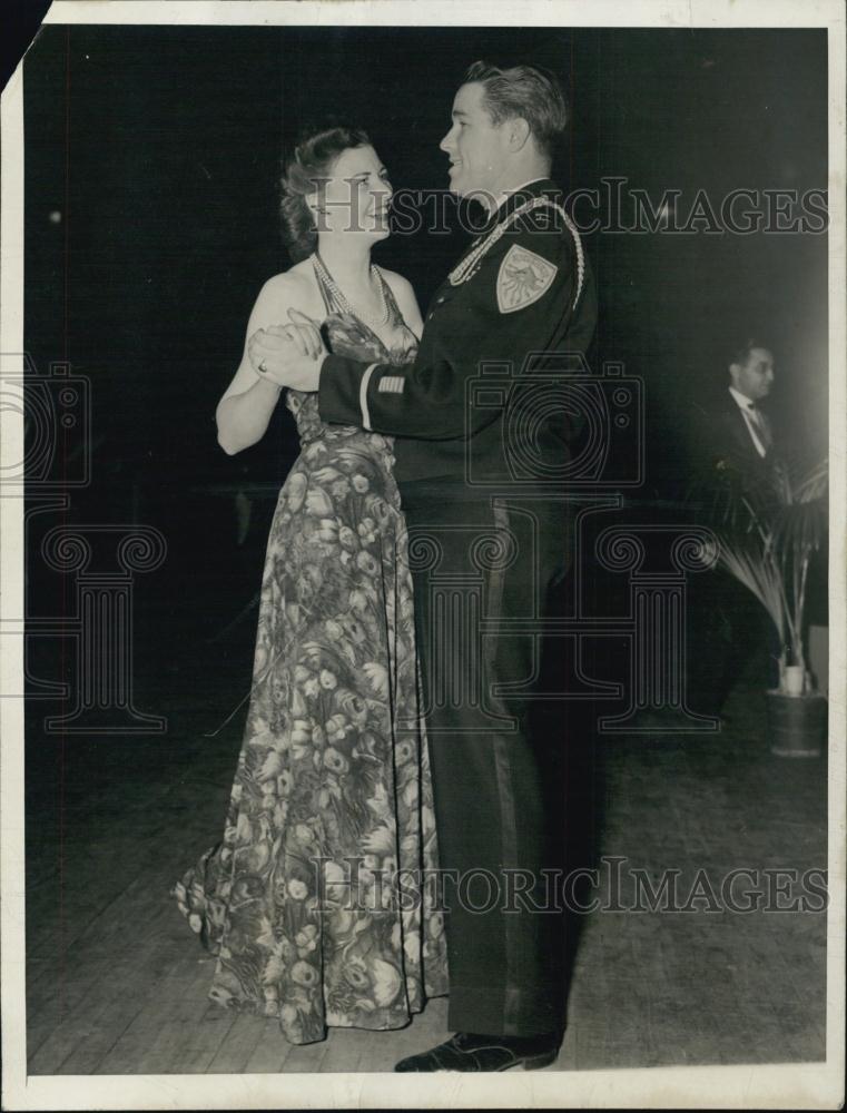 1947 Press Photo Mrs Edith Reynolds &amp; Bill Hutt at Governors ball - RSL04231 - Historic Images