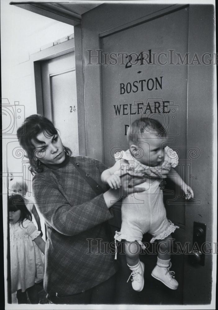 1968 Press Photo Mrs Marion Kwagniak &amp; daughter Catherine at welfare office - Historic Images