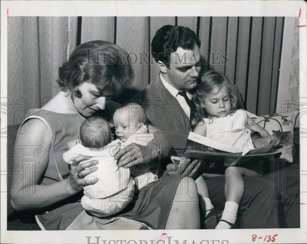 1967 Press Photo Erbele Thomas Entertainer Relaxing at home with wife and kids - Historic Images