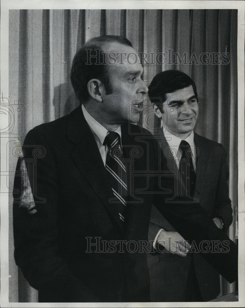 1975 Press Photo Howard N Smith Press Conference Gov Michael Dukasis - Historic Images