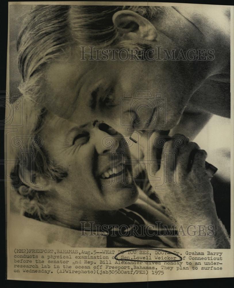 1975 Press Photo Dr G Barry with Sen L Weicker before his underwater dive - Historic Images