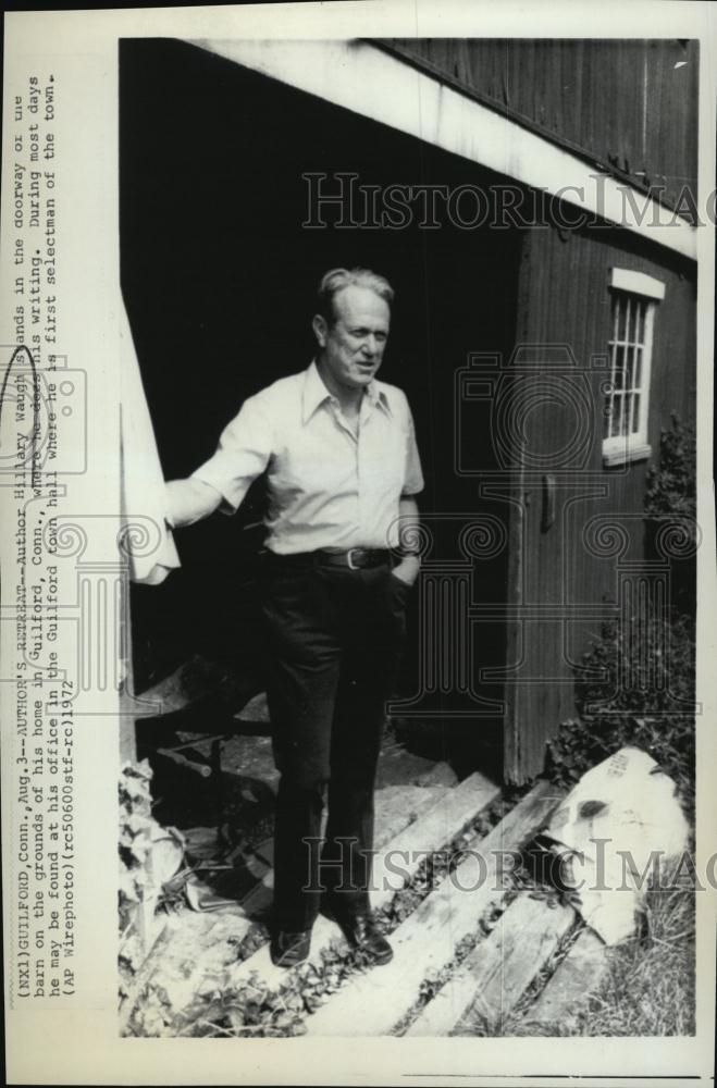 1972 Press Photo Author Hillary Waugh In Doorway Of Guilford Home - RSL42185 - Historic Images