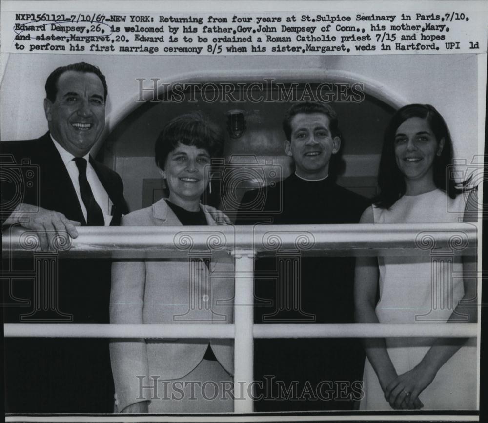 1967 Press Photo Family Of Edward Dempsey Welcomes Him Home From Seminary - Historic Images